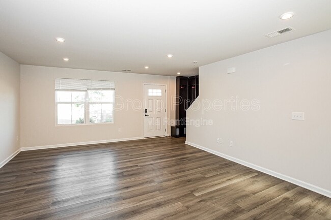 Building Photo - 160 Browband St