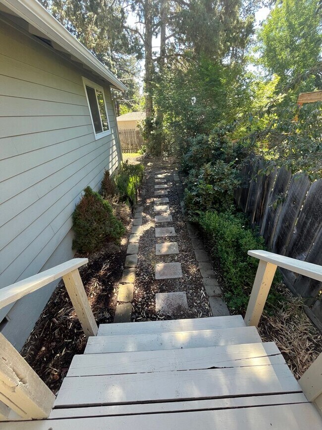 Building Photo - Charming Three Bedroom Home on Bend's West...