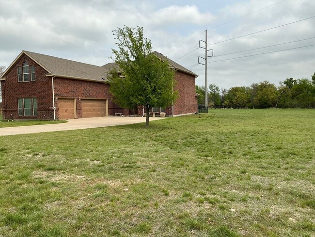 Building Photo - 5/4/3  Home with Game room in WALKING DISTANCE TO THE MARINA