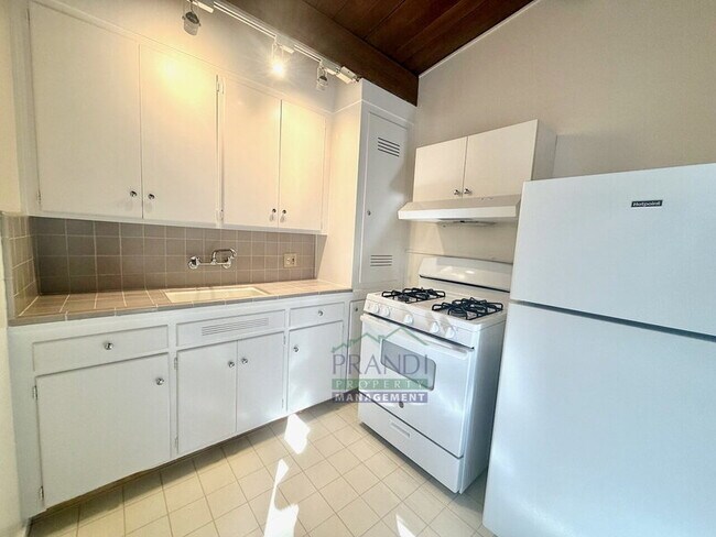 Building Photo - 25 Willow Ave