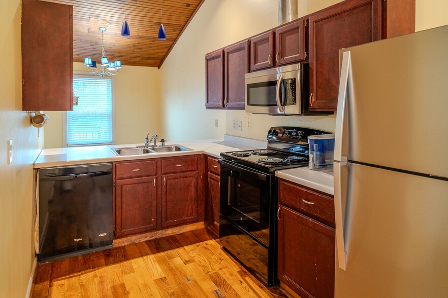 Kitchen - 3408 Springlake Dr