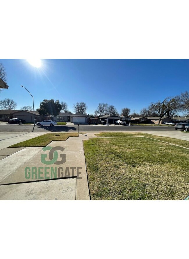 Building Photo - Charming 3 Bedroom 2 Bath Modesto home ava...