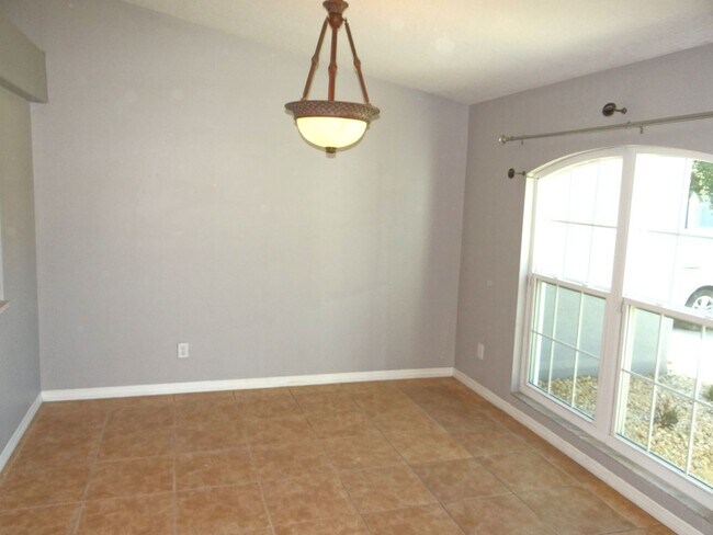 Building Photo - 4 bedroom & 2 bath home off of Bloomingdale Ave.