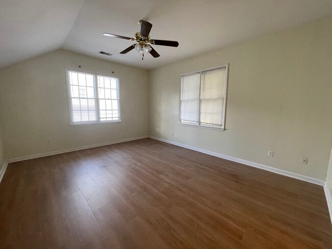 Building Photo - 412 Silvergrove Dr