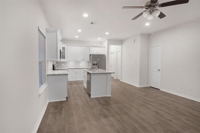 Building Photo - 16980 W Ivanhoe St