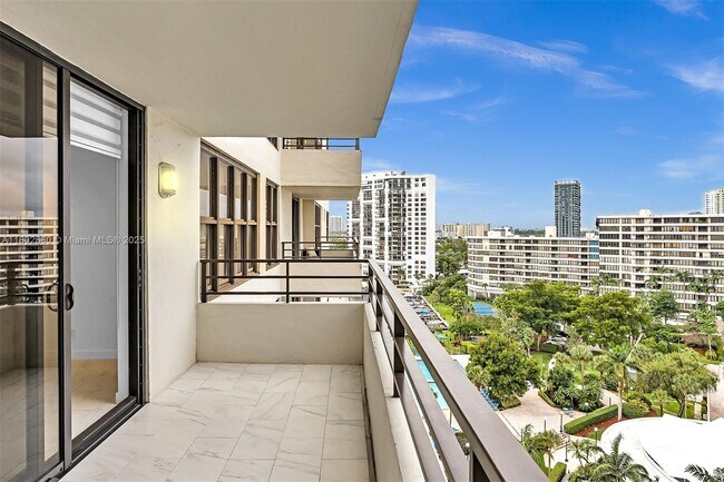 Building Photo - 2500 Parkview Dr