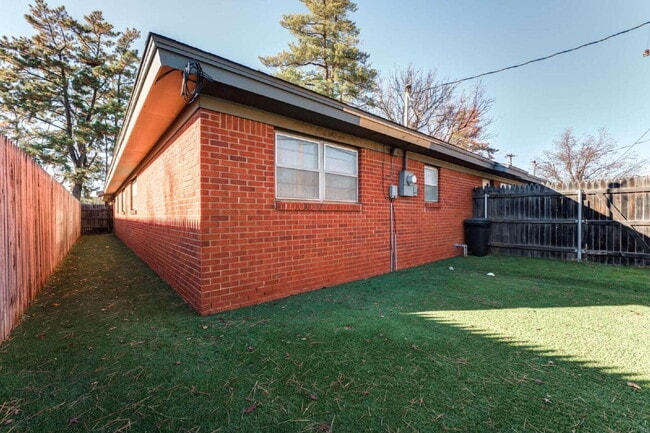 Building Photo - 6707 Hartford Ave