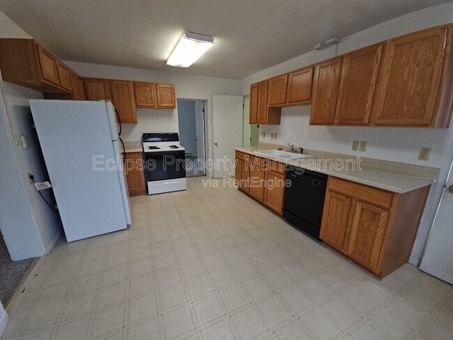 Building Photo - 715 3rd St