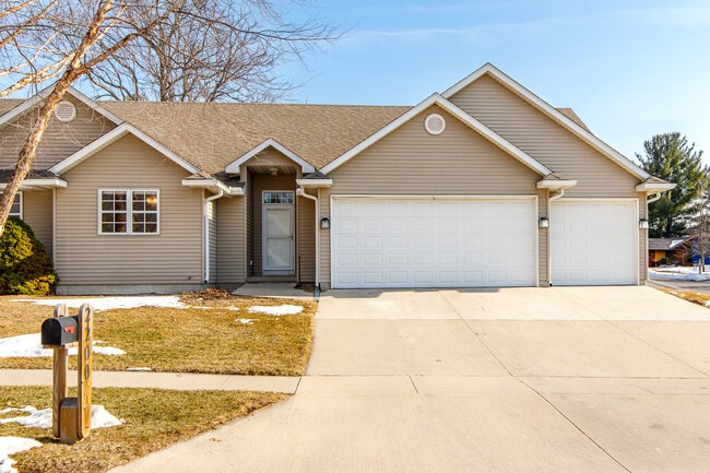 Building Photo - 2200 Pinehurst Dr