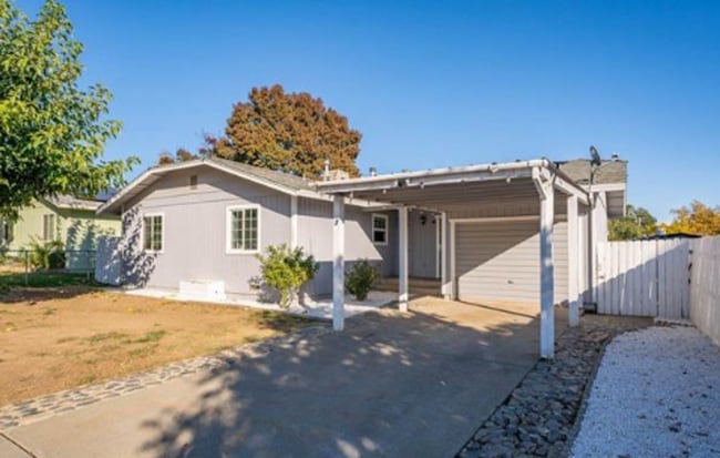 Building Photo - Up-Dated 3 Bedroom 1.5 Baths Centrally Loc...