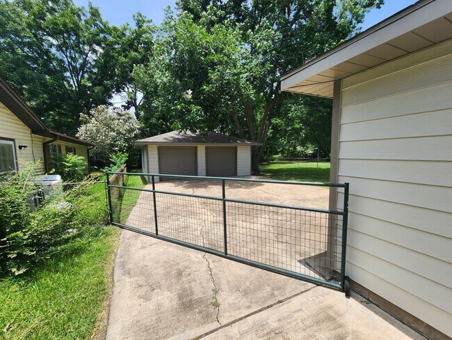 Building Photo - 610 Tovrea Rd