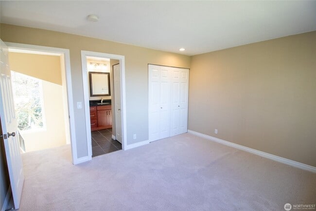 Building Photo - 4Bd/3.5Ba Bellevue Home