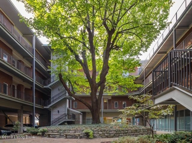 Courtyard - 2011 Frankfort Ave