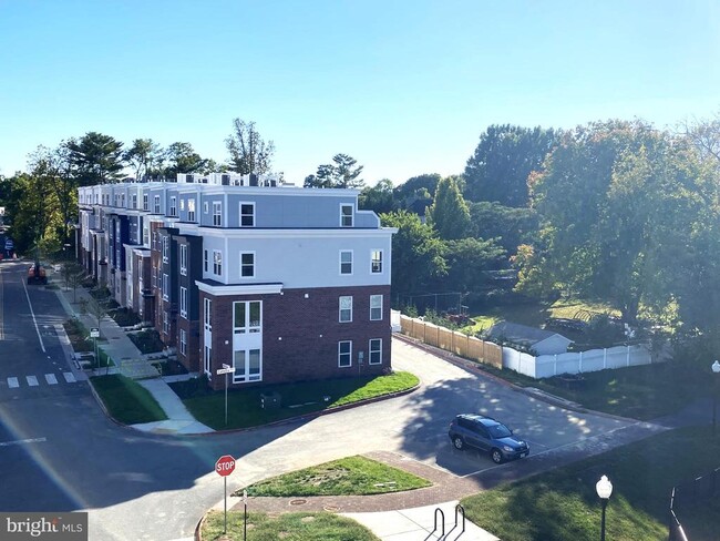 Building Photo - 10590 Red Oak St