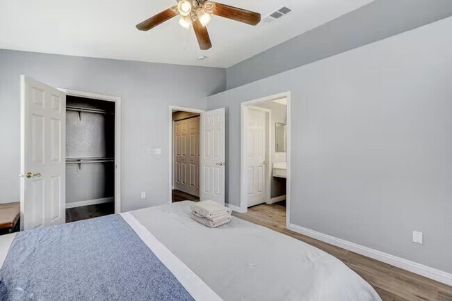 Building Photo - Short Term Rental & Furnished