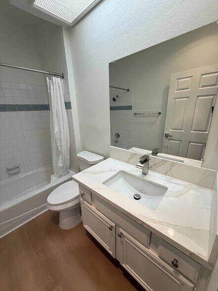 Building Photo - 15507 Moorpark St