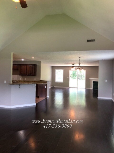 Building Photo - Over 2,000 sqft on one level