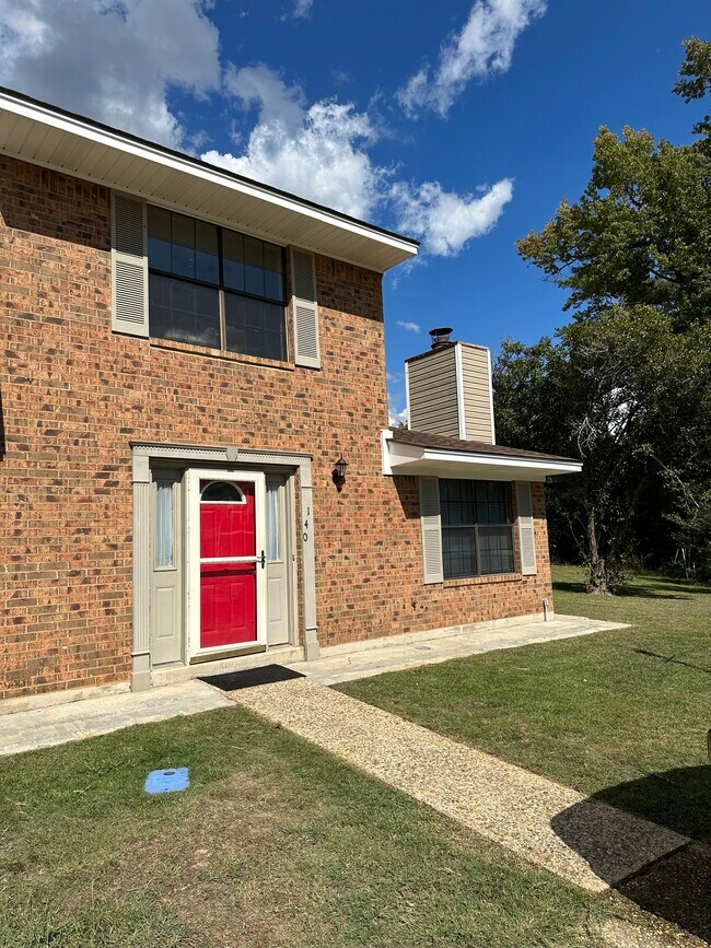 Primary Photo - 140 Wellington Pl