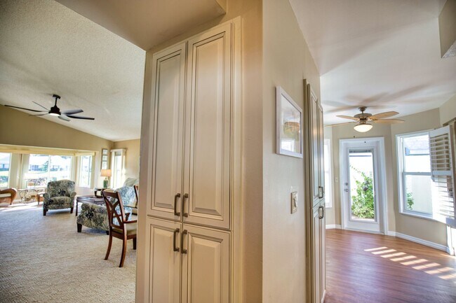 Building Photo - Seasonal Short-Term 2 Bedroom 2 Bathroom Villa located in Plantation!