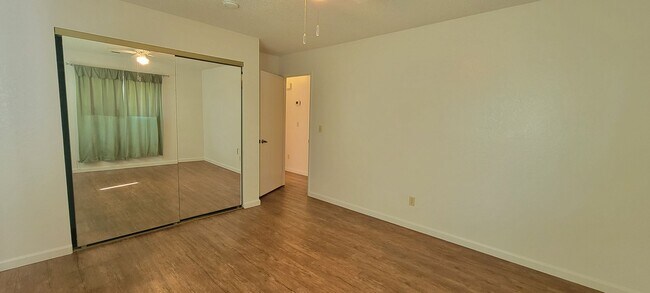 Building Photo - 2 Bedroom Condo Near Sacramento River Trail