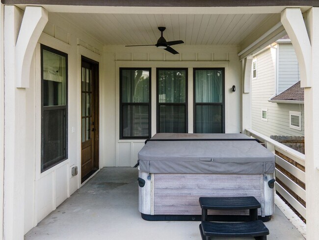 Building Photo - **LIKE-NEW, HIGH-END EXECUTIVE HOME WITH INCREDIBLE OUTDOOR ENTERTAINING IN IDEAL LOCATION**