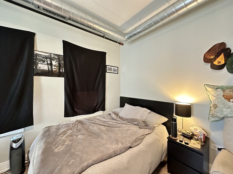 Building Photo - 941 W Belmont Ave