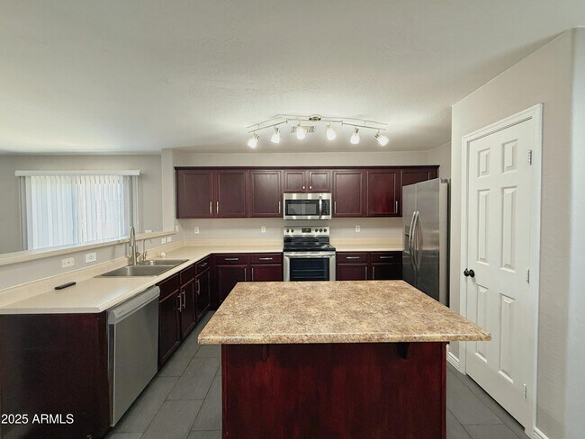 Building Photo - 2528 E Meadow Creek Way