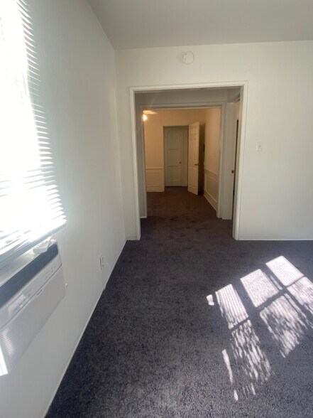 Building Photo - 609 Kelton Ave