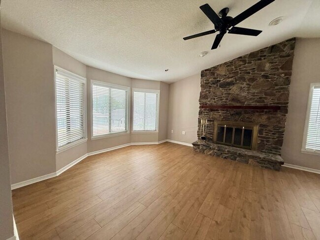 Building Photo - Large and Stunning 2700sqft Newly Renovated 3BR 3BTH!