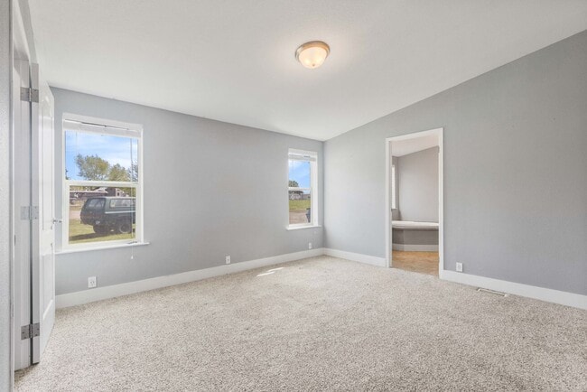 Building Photo - Short term leases available: 3 bed 2 bath ...
