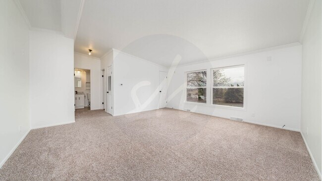 Building Photo - Spacious 4 Bedroom Near Woodman & Black Fo...
