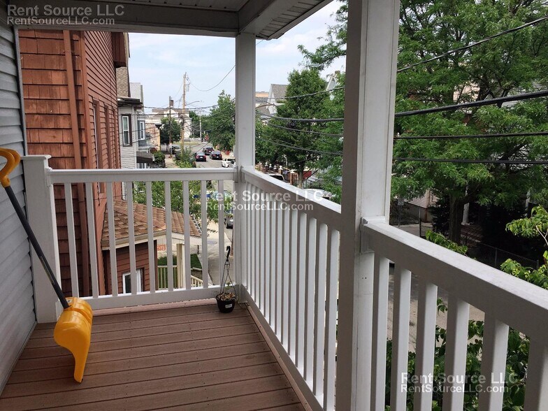 Building Photo - 15 Sargent Ave