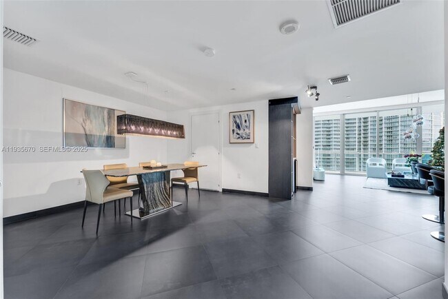 Building Photo - 200 Biscayne Blvd Way