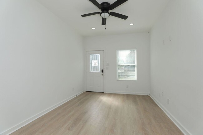 Building Photo - For Lease | 3 Bed, 2 Bath |1,350 Sq Ft |Tr...