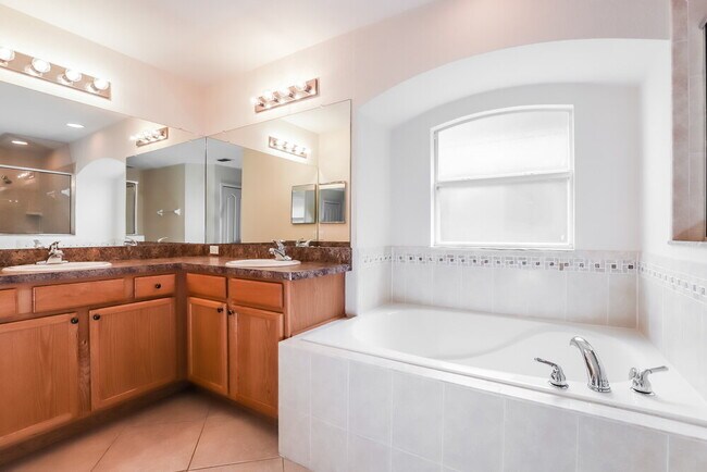 Building Photo - 5072 Ashwood Dr