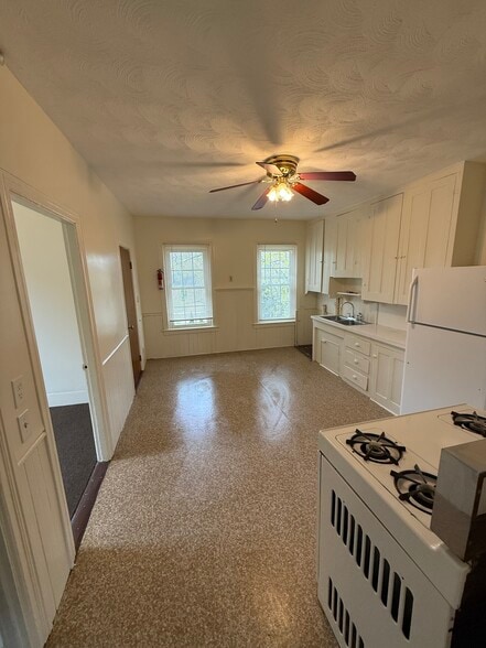 Building Photo - 13 Brayton Ct