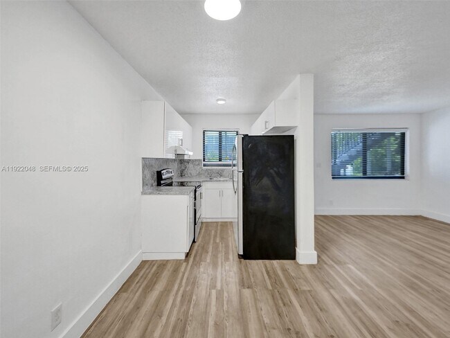 Building Photo - 114 SE 8th St