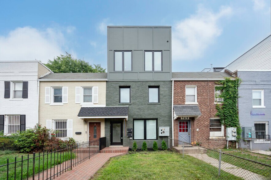 Primary Photo - 771 18th St NE