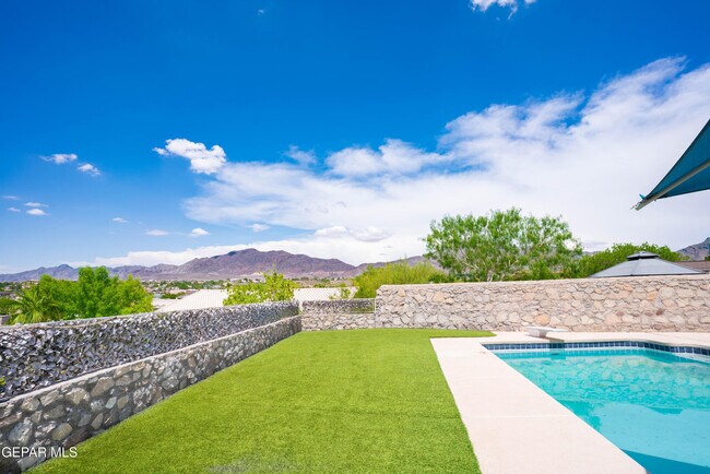 Building Photo - 7033 San Marino Dr