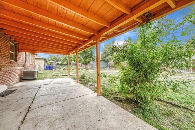 Building Photo - $2,295.00 - 3 Bedrooms, 2 Bathrooms, Singl...