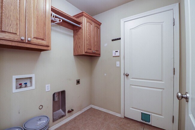 Building Photo - New vinyl plank in bedrooms, hall, new paint, new heat & air conditioning system 2025, large livi...
