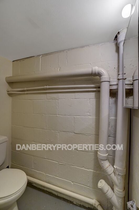 Building Photo - 1017 Searles Rd