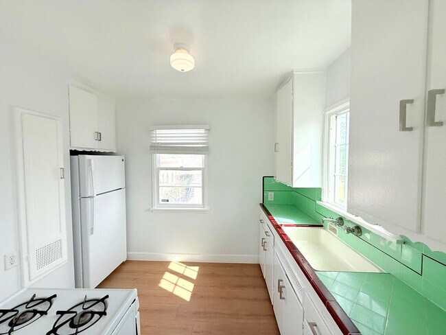 Building Photo - 230-232 Rennie Avenue