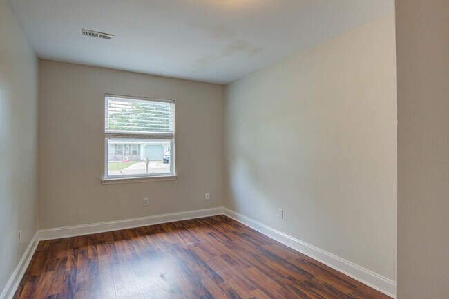 Building Photo - 8115 Pleasant Ridge Dr