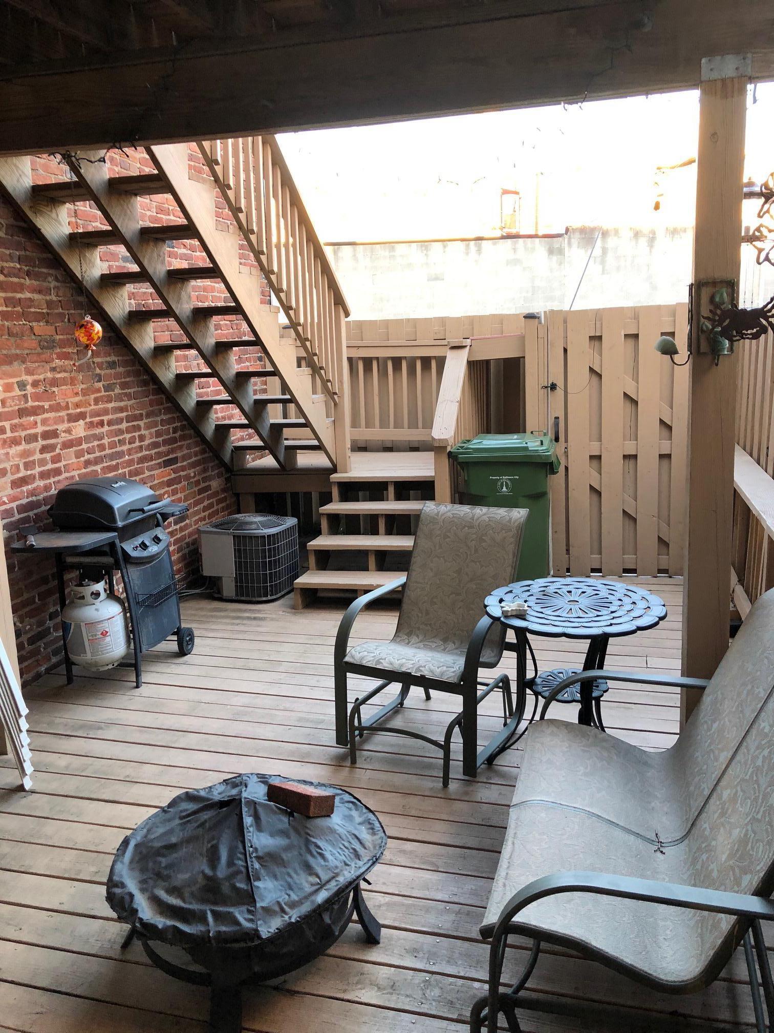 Lower deck and an upper deck - 1552 Boyle St