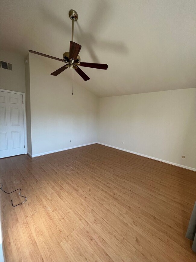 Building Photo - *Holiday Move In Special, $500 Off First Month's Rent! Large 4 bedroom/ 2.5 Bathroom Home for Ren...