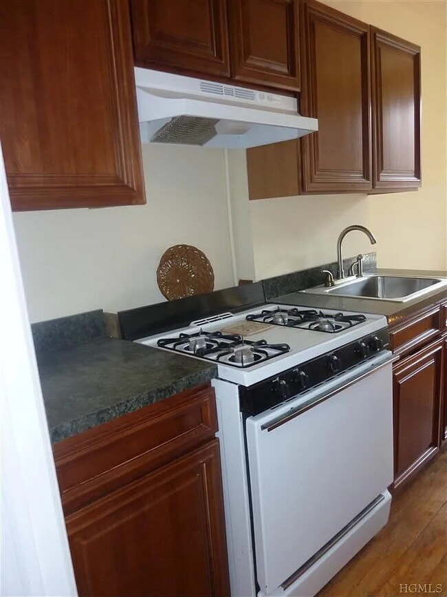 Building Photo - 100 Pelham Rd