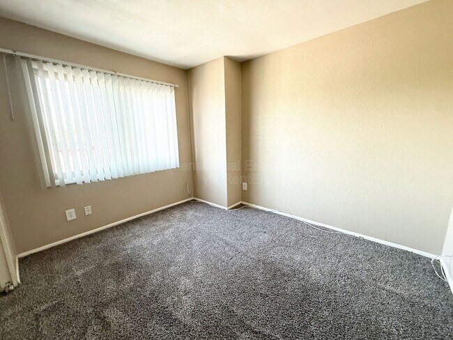 Building Photo - 5244 W Lynwood St