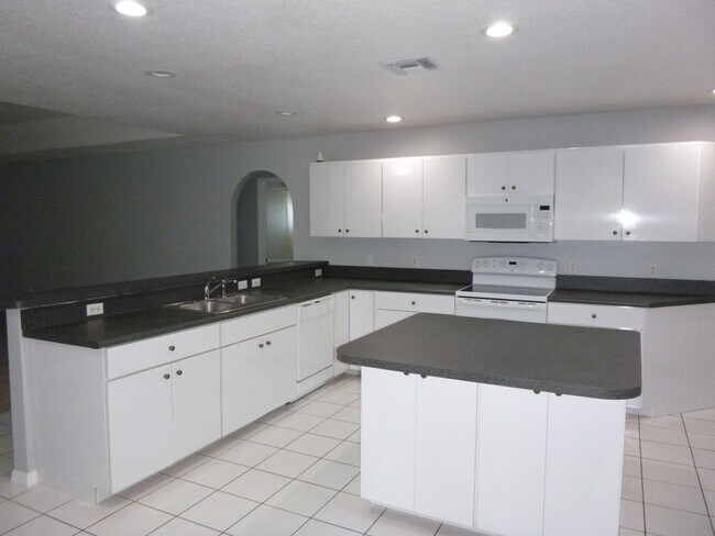 Building Photo - Very Nice Large 4/3/2 Home in Paar Estates