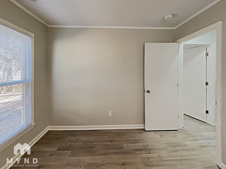 Building Photo - 8213 Willowlake Ct
